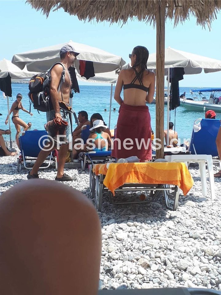 O Κυριάκος Μητσοτάκης ανάμεσα στους λουόμενους