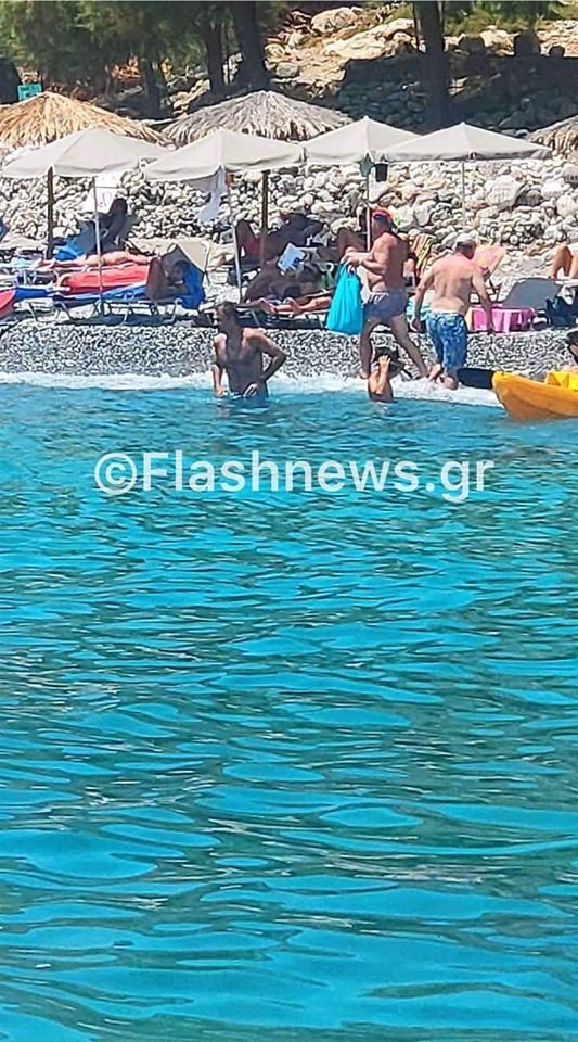 Ο πρωθυπουργός βουτά στα καταγάλανα νερά