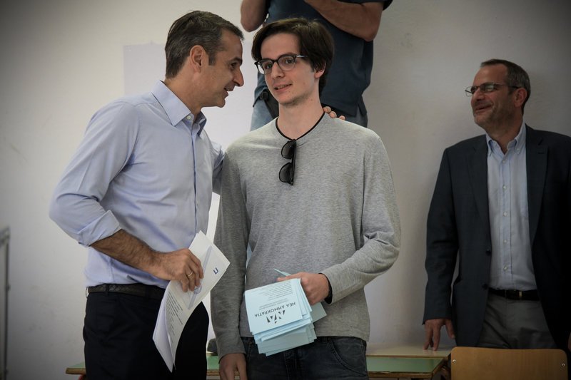 Ο Κυριάκος Μητσοτάκης συζητά με τον γιο του