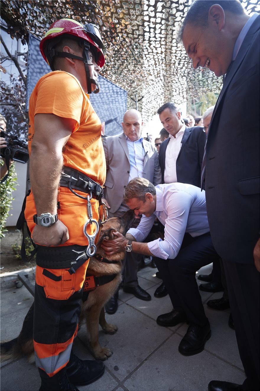 Το φιλί του σκύλου της ΕΜΑΚ στον πρωθυπουργό