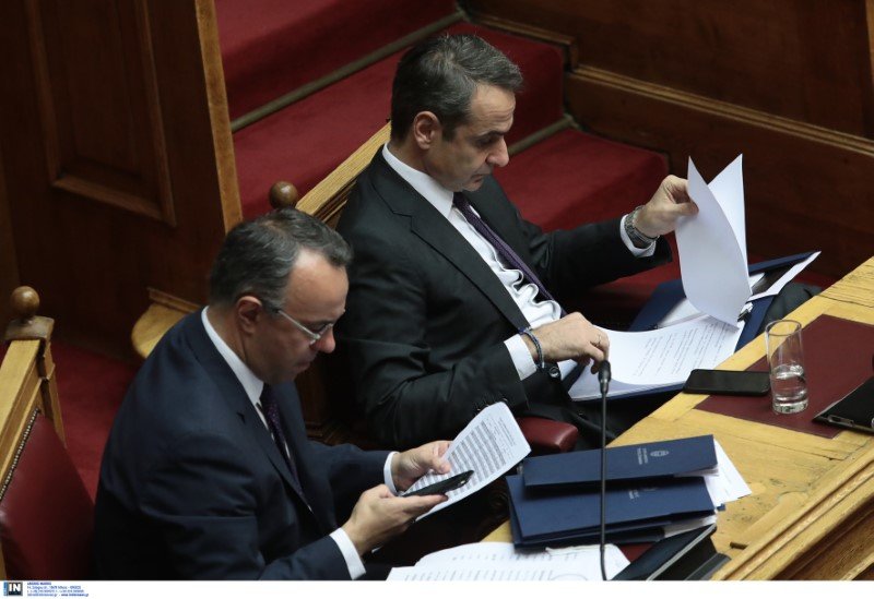 Ο πρωθυπουργός Κυριάκος Μητσοτάκης με τον υπ. Οικονομικών Χρ. Σταϊκούρα μελετούν έγγραφα