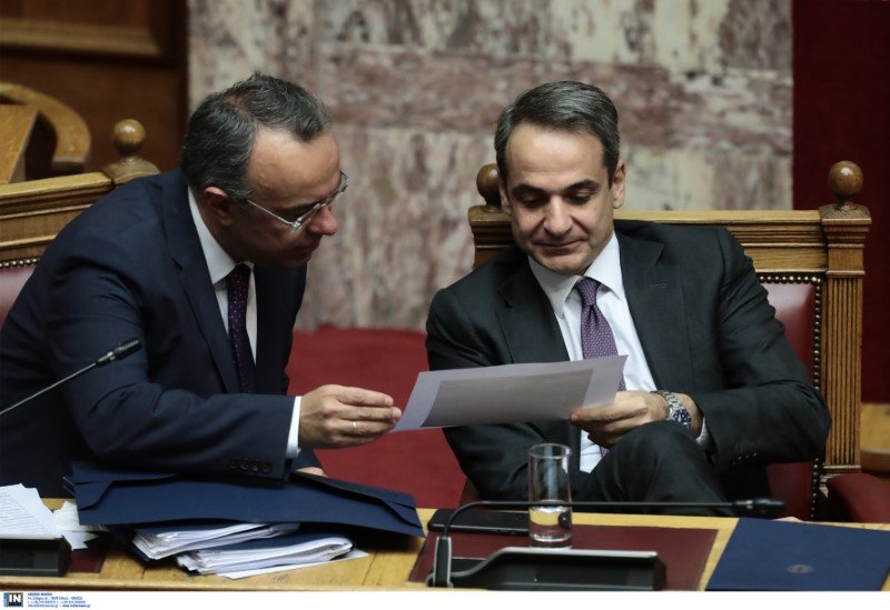Ο πρωθυπουργός Κυριάκος Μητσοτάκης με τον υπ. Οικονομικών Χρ. Σταϊκούρα μελετούν ένα έγγραφο 