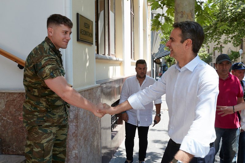 Μητσοτάκης χαιρετά στρατιώτη