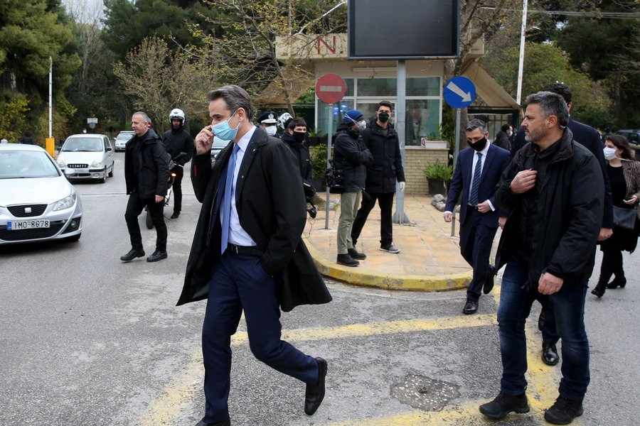 Ο πρωθυπουργός συνομίλησε με γιατρούς και νοσηλευτές στο νοσοκομείο Σωτηρία 