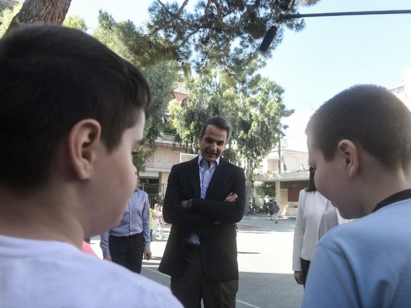 Ο Κυριάκος Μητσοτάκης συνομιλεί με τους μαθητές του δημοτικού