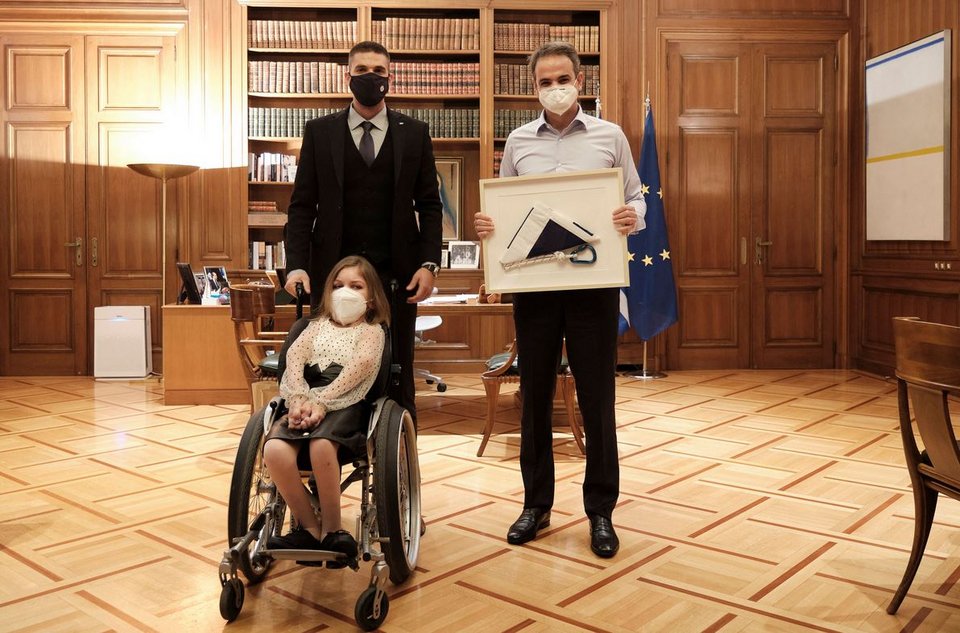 Οι δύο φίλοι δώρισαν στον πρωθυπουργό ορειβατικό εξάρτημα, με το οποίο η νεαρή φοιτήτρια είχε προσδεθεί στην πλάτη του Μάριου