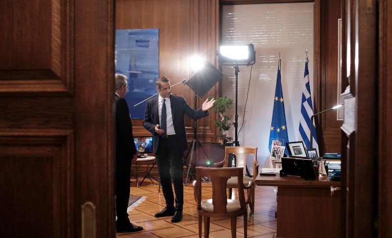 Μία μικρή ξενάγηση στο πρωθυπουργικό γραφείο πριν ξεκινήσει η συνέντευξη