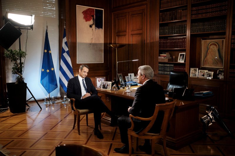 Κατά τη διάρκεια τη συνέντευξης που παραχώρησε ο πρωθυπουργός Κυριάκος Μητσοτάκης