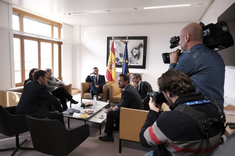 Στιγμιότυπο από τη συνάντηση Μητσοτάκη με Μέρκελ, Μακρόν, Σάντσεθ και Κόντε -Για τον προϋπολογισμό της ΕΕ