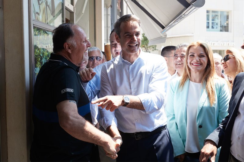 Ο Μητσοτάκης δείχνει τατουάζ της ΝΔ