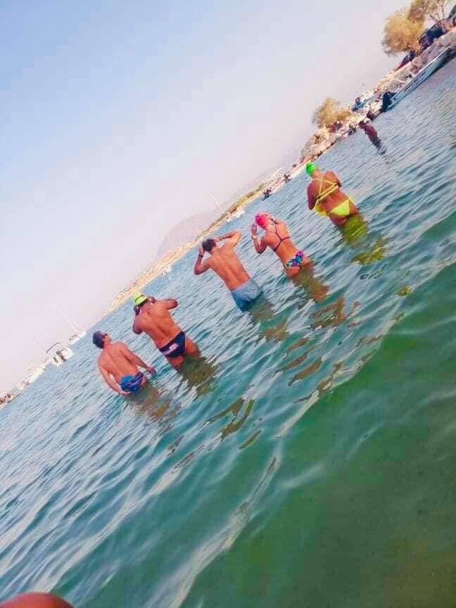 Κυριάκος Μητσοτάκης με αθλητές του τριάθλου στη θάλασσα