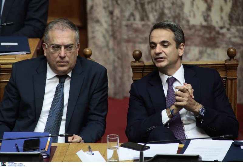 Θεοδωρικάκος και Μητσοτάκης παρακολουθούν τη συζήτηση για το ν/σ της ψήφου των αποδήμων
