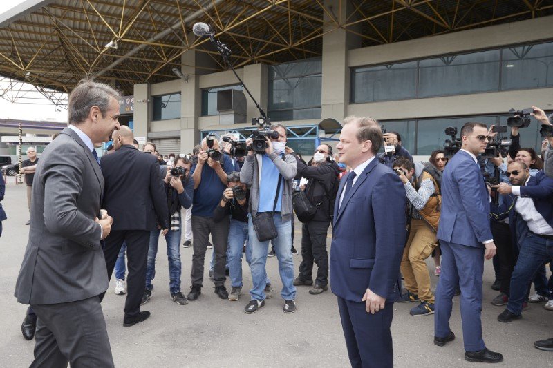 Ο υπ. Μεταφορών Κώστας Αχ. Καραμανλής υποδέχεται τον Κυρ. Μητσοτάκη στη Θεσσαλονίκη