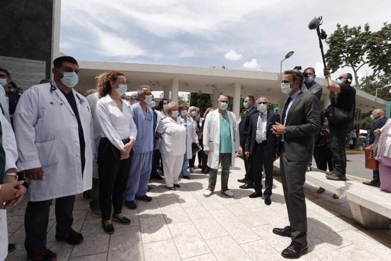 Ο Κ. Μητσοτάκης μιλά με το προσωπικό του ΑΧΕΠΑ
