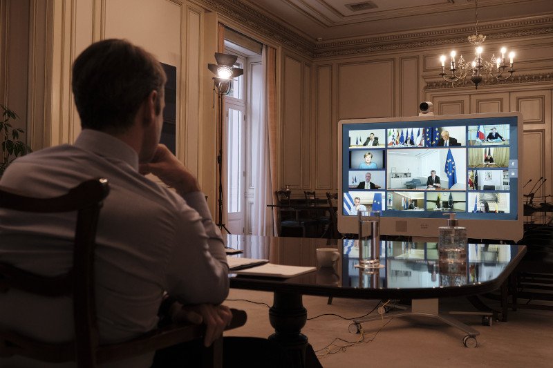Ο Κυριάκος Μητσοτάκης κατά τη διάρκεια της τηλεδιάσκεψης