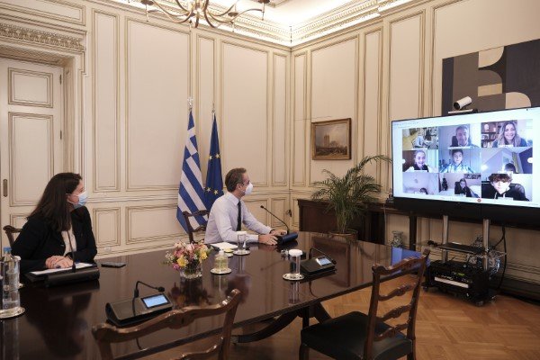 Μητσοτάκης: «Φροντίζω κάθε βράδυ να είμαι στο σπίτι και να τρώω μαζί με τη σύζυγό μου και με την κόρη μου»