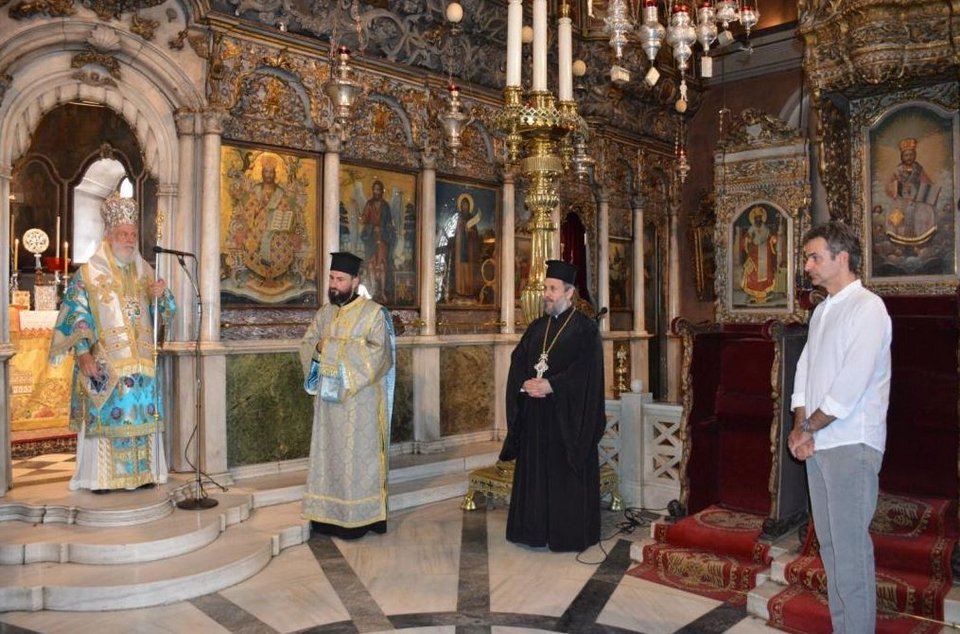 Κατά την είσοδό του στον Πανίερο Ναό της Ευαγγελιστρίας ασπάστηκε με ευλάβεια την Θαυματουργή Εικόνα της Παναγίας