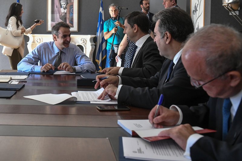 Ο πρωθυπουργός κατά την ενημέρωσή του από την ηγεσία του υπουργείου.