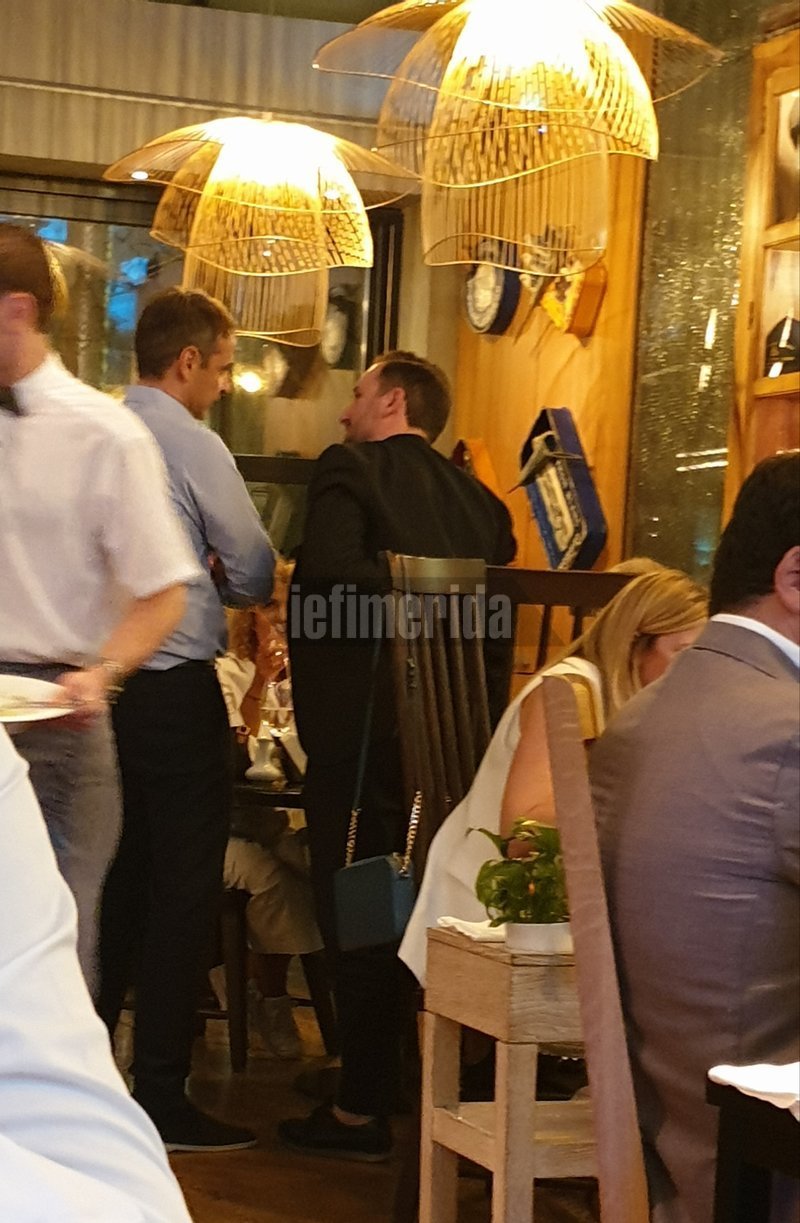 Μητσοτάκης με βουλευτές σε εστιατόριο στη Θεσσαλονίκη ΔΕΘ 2019