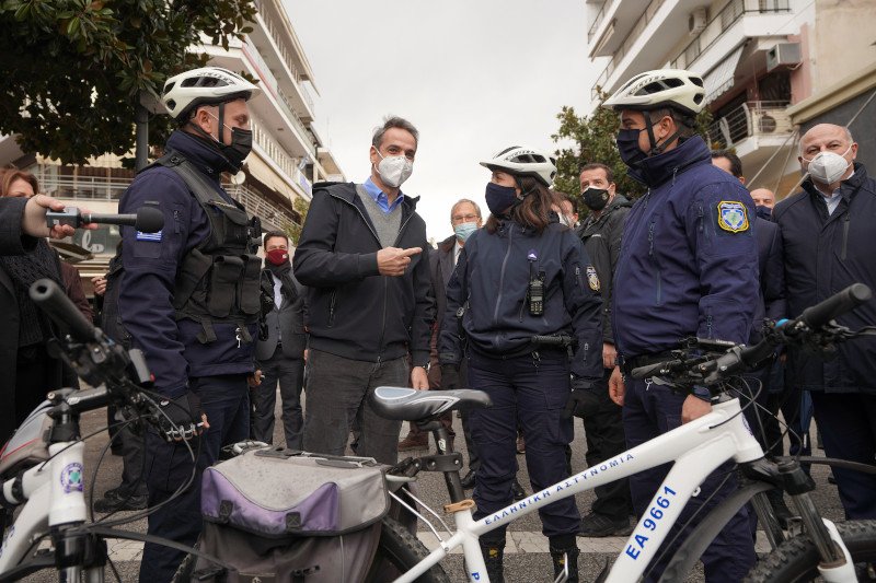 φωτογραφήθηκε με άνδρες και γυναίκες της Ελληνικής Αστυνομίας που χρησιμοποιούν ποδήλατα στον πεζόδρομο της πόλης.