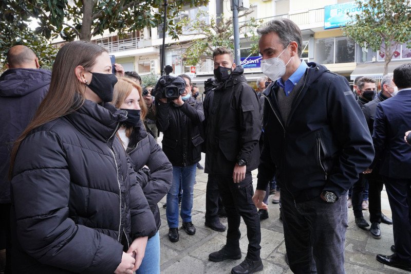 Ο Κυριάκος Μητσοτάκης συνομιλεί με νεαρές της πόλης των Τρικάλων