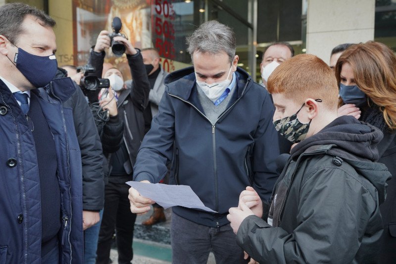 Ο Κυριάκος Μητσοτάκης είχε την ευκαιρία να συνομιλήσει με πολλούς καταστηματάρχες σε μικρά μαγαζιά των Τρικάλων