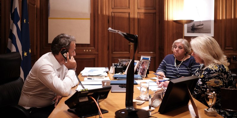 Παρούσες στην επικοινωνία ήταν η διευθύντρια του διπλωματικού γραφείου του πρωθυπουργού Ελένη Σουρανή και η πρέσβης μας στην Ουάσινγκτον Αλεξάνδρα Παπαδοπούλου.- Φωτογραφία: ΓΡ.ΤΥΠΟΥ ΠΡΩΘΥΠΟΥΡΓΟΥ ΔΗΜΗΤΡΗΣ ΠΑΠΑΜΗΤΣΟΣ