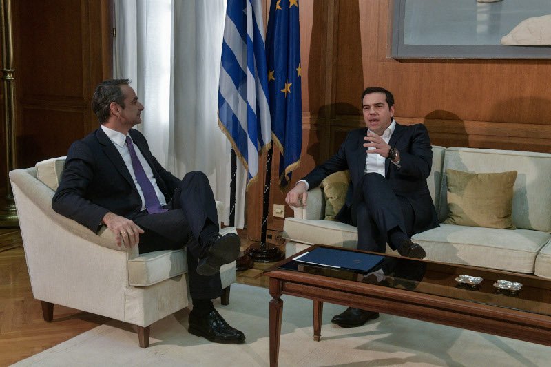 Ο πρωθυπουργός και ο πρόεδρος του ΣΥΡΙΖΑ συνομίλησαν για λίγο μπροστά στις κάμερες