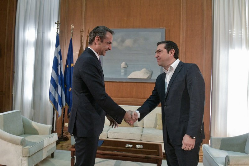 Χειραψία Μητσοτάκη-Τσίπρα σήμερα στο γραφείο του πρωθυπουργού στη Βουλή