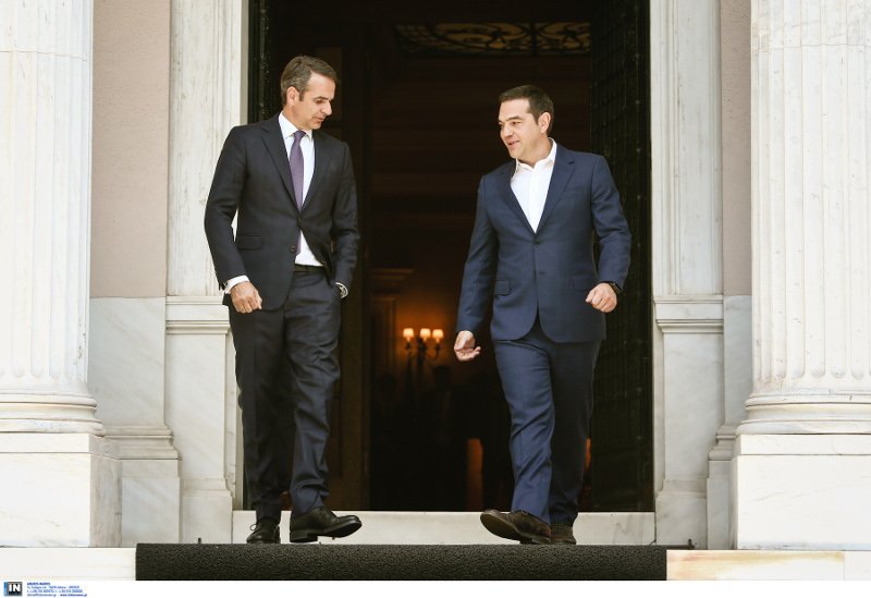 Αλλαγή ρόλων: Ο Μητσοτάκης στη «θέση» του πρωθυπουργού, ο Τσίπρας σε αυτή του «φιλοξενούμενου»