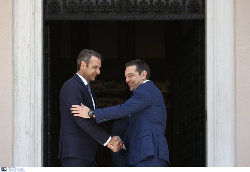 Η χειραψία των δύο ανδρών κατά την αποχώρηση του Αλέξη Τσίπρα