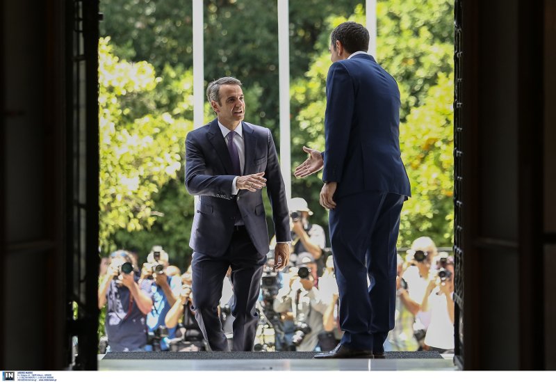 Ο Αλέξης Τσίπρας υποδέχεται τον Κυριάκο Μητσοτάκη στο Μέγαρο Μαξίμου
