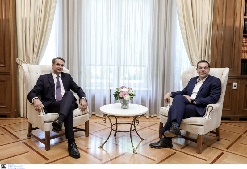 Ο νέος πρωθυπουργός Κυριάκος Μητσοτάκης με τον απερχόμενο Αλέξη Τσίπρα στο πρωθυπουργικό γραφείο
