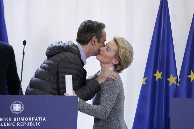 Η Ουρσουλα Φον ντερ Λάιεν ανταλάσσει ασπασμό με τον Κυρ. Μητσοτάκη