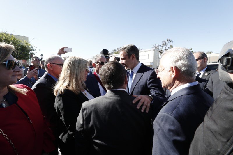 Ο Κυριάκος Μητσοτάκης χαιρετά ομογενείς στο Τάρπον Σπρίνγκς στις ΗΠΑ