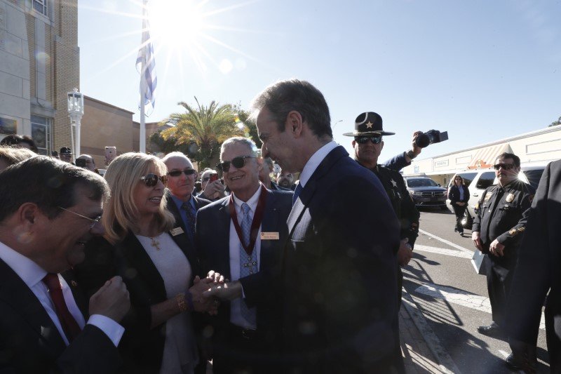 Ο Κυριάκος Μητσοτάκης χαιρετά ομογενείς στο Τάρπον Σπρίνγκς στις ΗΠΑ