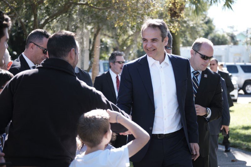 Ο Κυριάκος Μητσοτάκης χαιρετά ομογενείς -Φωτογραφία: ΑΠΕ-ΜΠΕ/ΓΡΑΦΕΙΟ ΤΥΠΟΥ ΠΡΩΘΥΠΟΥΡΓΟΥ/ΔΗΜΗΤΡΗΣ ΠΑΠΑΜΗΤΣΟΣ