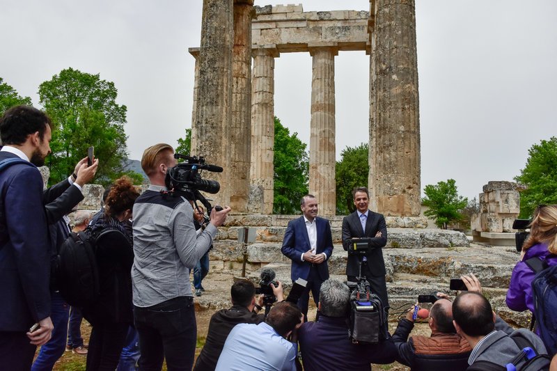 Κυριάκος Μητσοτάκης και Μάνφρεντ Βέμπερ συζητούν με δημοσιογράφους στη Νεμέα