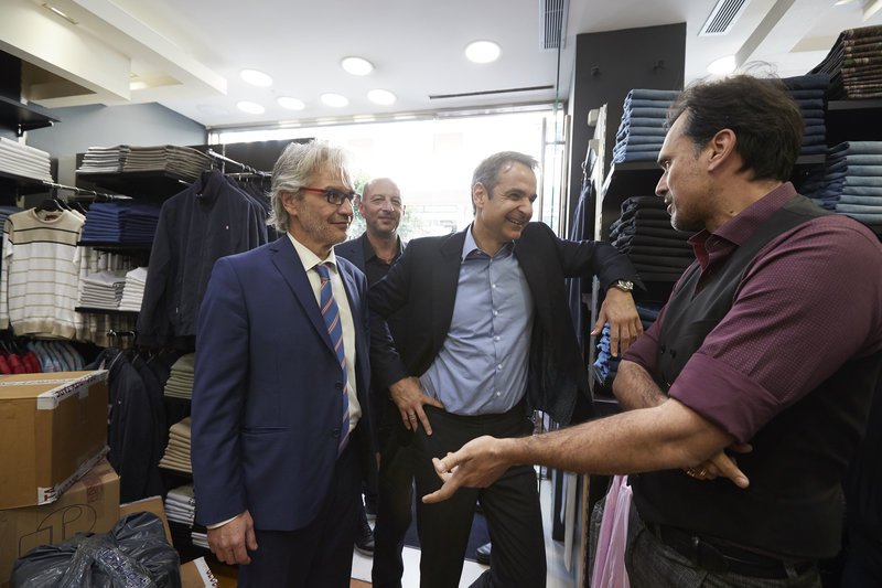 Ο Κυριάκος Μητσοτάκης και ο υποψήφιος δήμαρχος Πειραιά Νίκος Βλαχάκος συνομιλούν με καταστηματάρχη