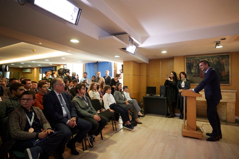 Μητσοτάκης στους νικητές της Ολυμπιάδας Ρομποτικής: «Μάθατε να σκέφτεστε έξω από το κουτί»