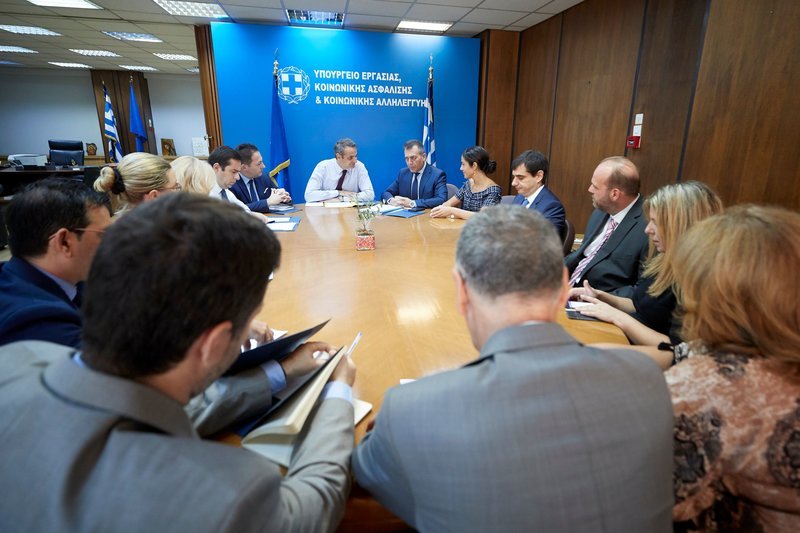 Στιγμιότυπο από τη σύσκεψη στο υπουργείο Εργασίας