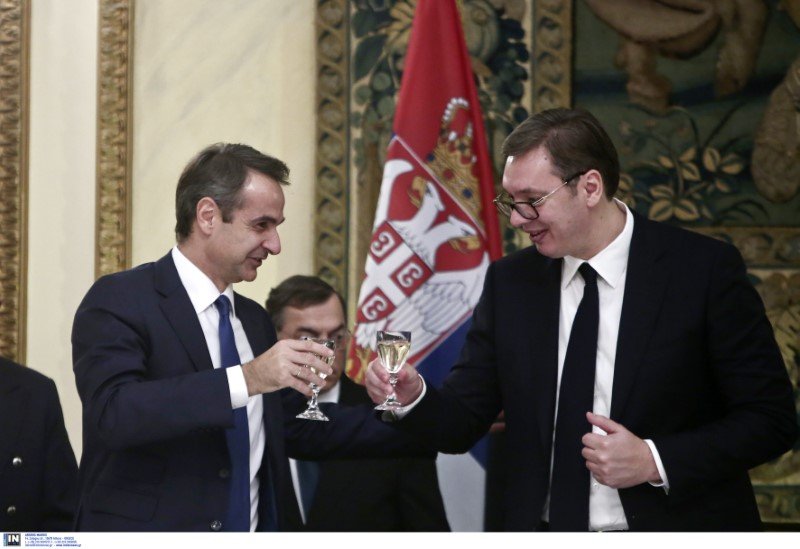 Ο Κυριάκος Μητσοτάκης τσουγκρίζει με τον Σέρβο πρόεδρο Αλεξάνταρ Βούτσιτς