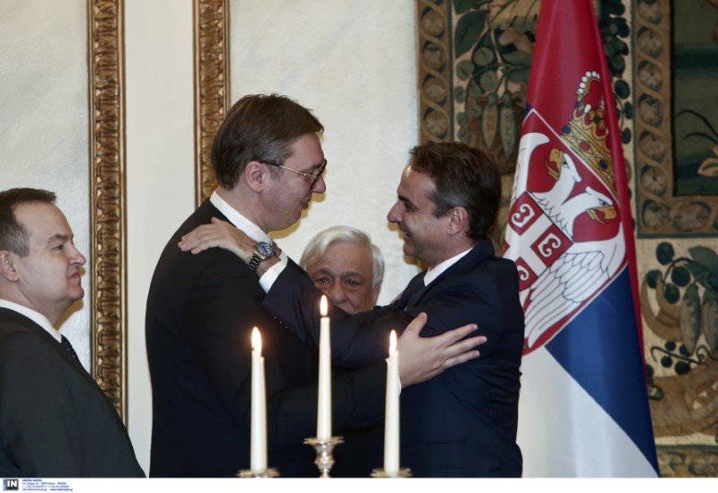 Ο Κυριάκος Μητσοτάκης αγκαλιάζει τον Σέρβο πρόεδρο Αλεξάνταρ Βούτσιτς