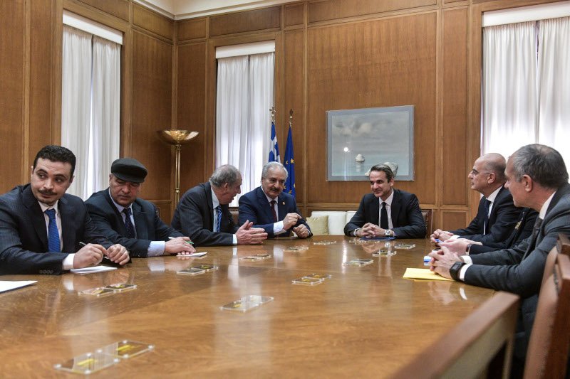 Στιγμιότυπο από τη συνάντηση του Κυριάκου Μητσοτάκη με τον Χαλίφα Χαφτάρ