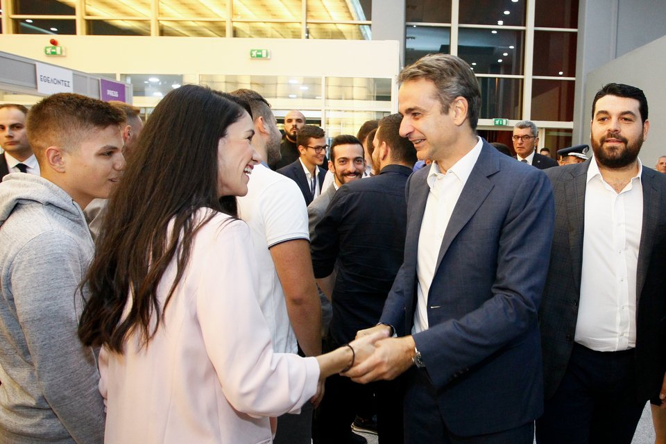 Ο Κυριάκος Μητσοτάκης χαιρετά κόσμο κατά την άφιξή του στο συνέδριο της ΟΝΝΕΔ