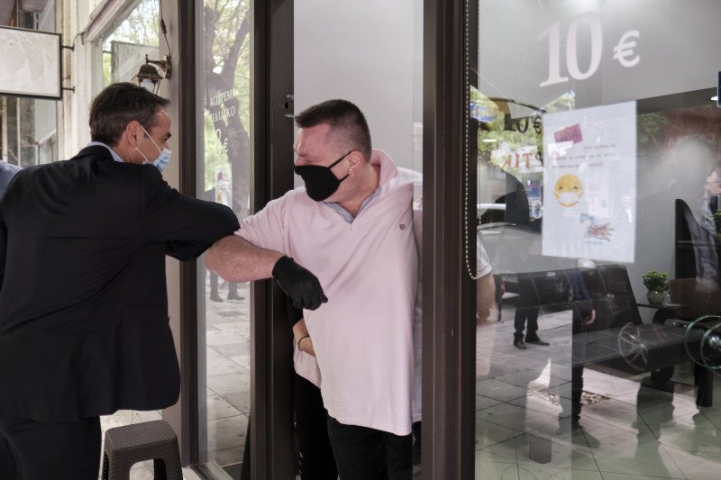 Ο ιδιαίτερος χαιρετισμός του Μητσοτάκη με επιχειρηματία