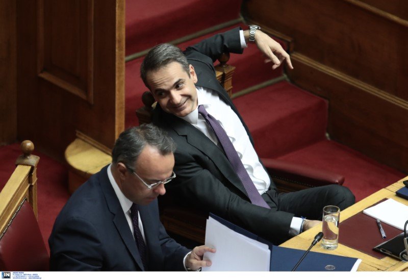 Ο πρωθυπουργός Κυριάκος Μητσοτάκης χαλαρά, ακουμπά το χέρι στο κάθισμα