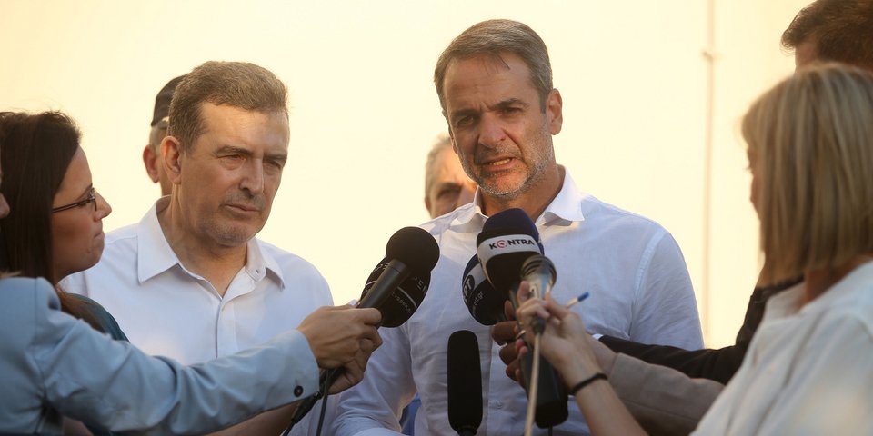 Ο Κυριάκος Μητσοτάκης και ο Μιχ. Χρυσοχοΐδης στο Κέντρο Επιχειρήσεων της πυροσβεστικής -