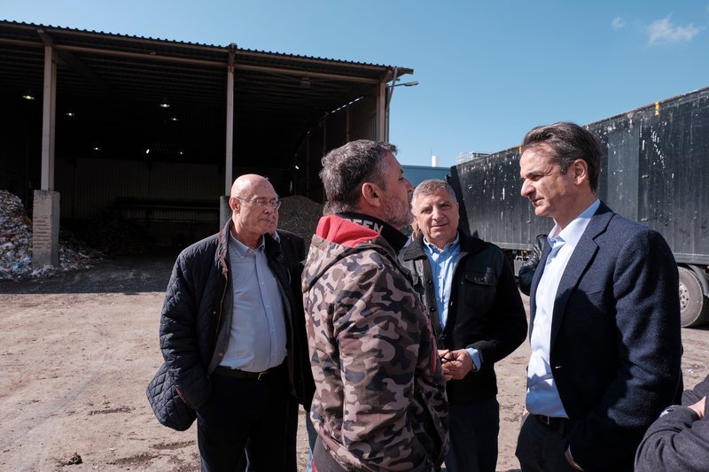 Ο Κυριάκος Μητσοτάκης μιλά με εργαζόμενους στο ΧΥΤΑ Φυλής / Φωτογραφία: Intimenews/ΓΡΑΦΕΙΟ ΤΥΠΟΥ ΝΔ/ΔΗΜΗΤΡΗΣ ΠΑΠΑΜΗΤΣΟΣ