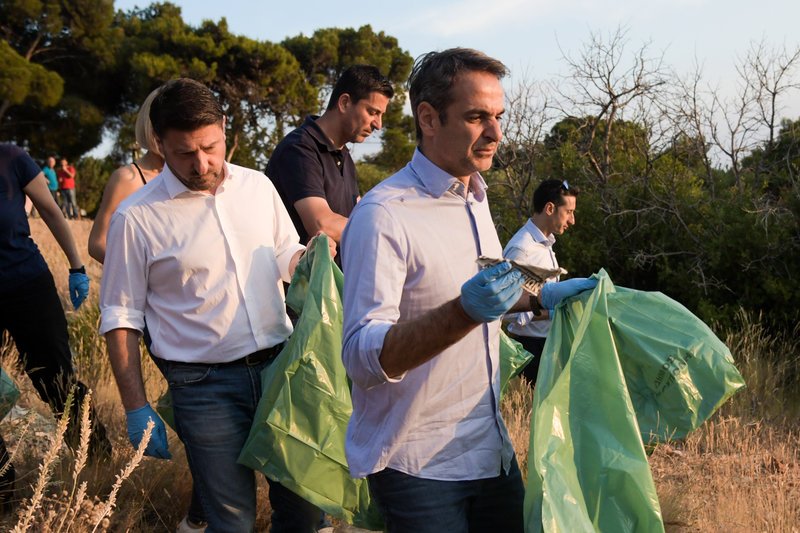 Ο Κυριάκος Μητσοτάκης μαζεύει σκουπίδια -Φωτογραφία: EUROKINISSI/ ΜΙΧΑΛΗΣ ΚΑΡΑΓΙΑΝΝΗΣ
